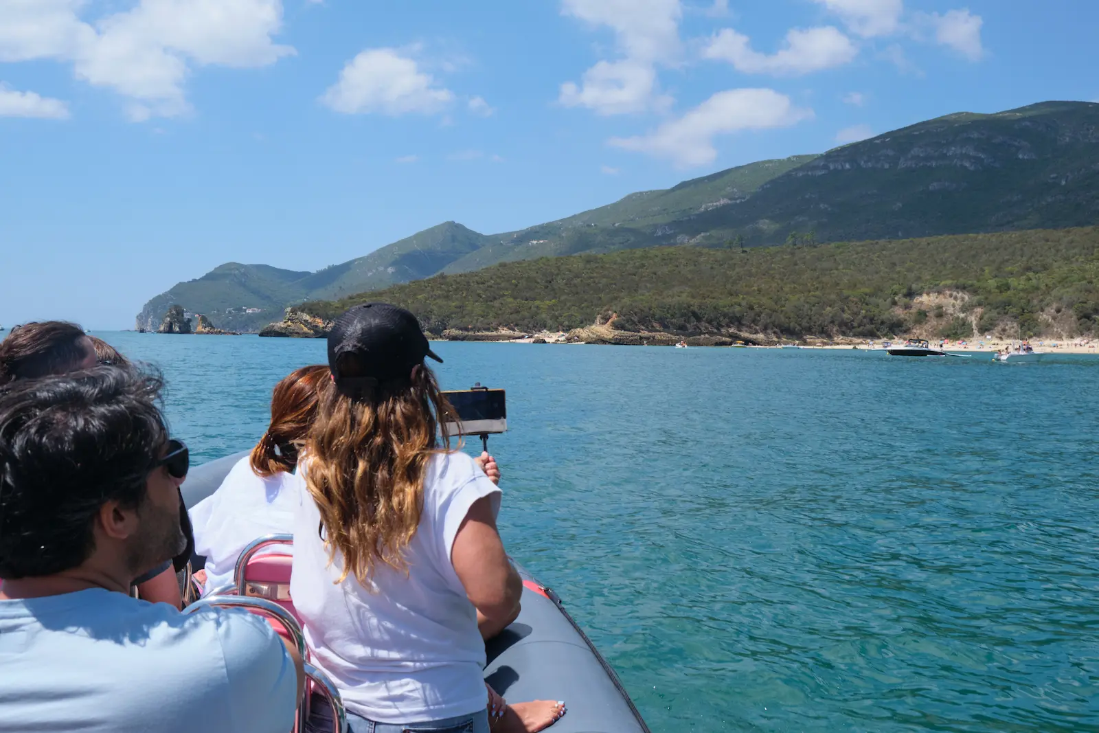 Ver as diferentes opções de passeios de barco e transporte de táxi em Troia e nas praias da Arrábida.